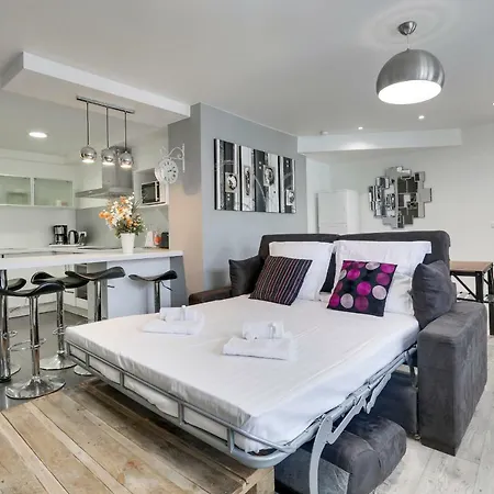 Spacious 2br In Central Close To Beaches Apartment *